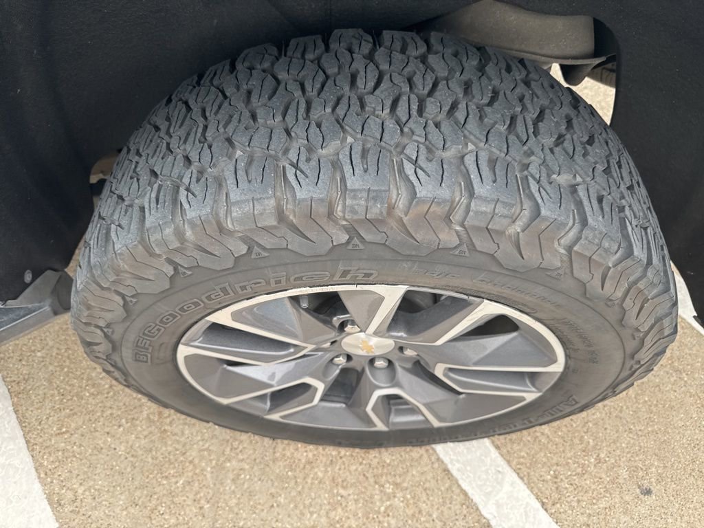 Used 2023 Chevrolet Suburban LT w/ Luxury Package image 2