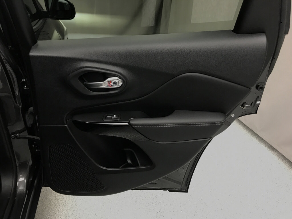 Used 2023 Jeep Cherokee Altitude Lux image 13