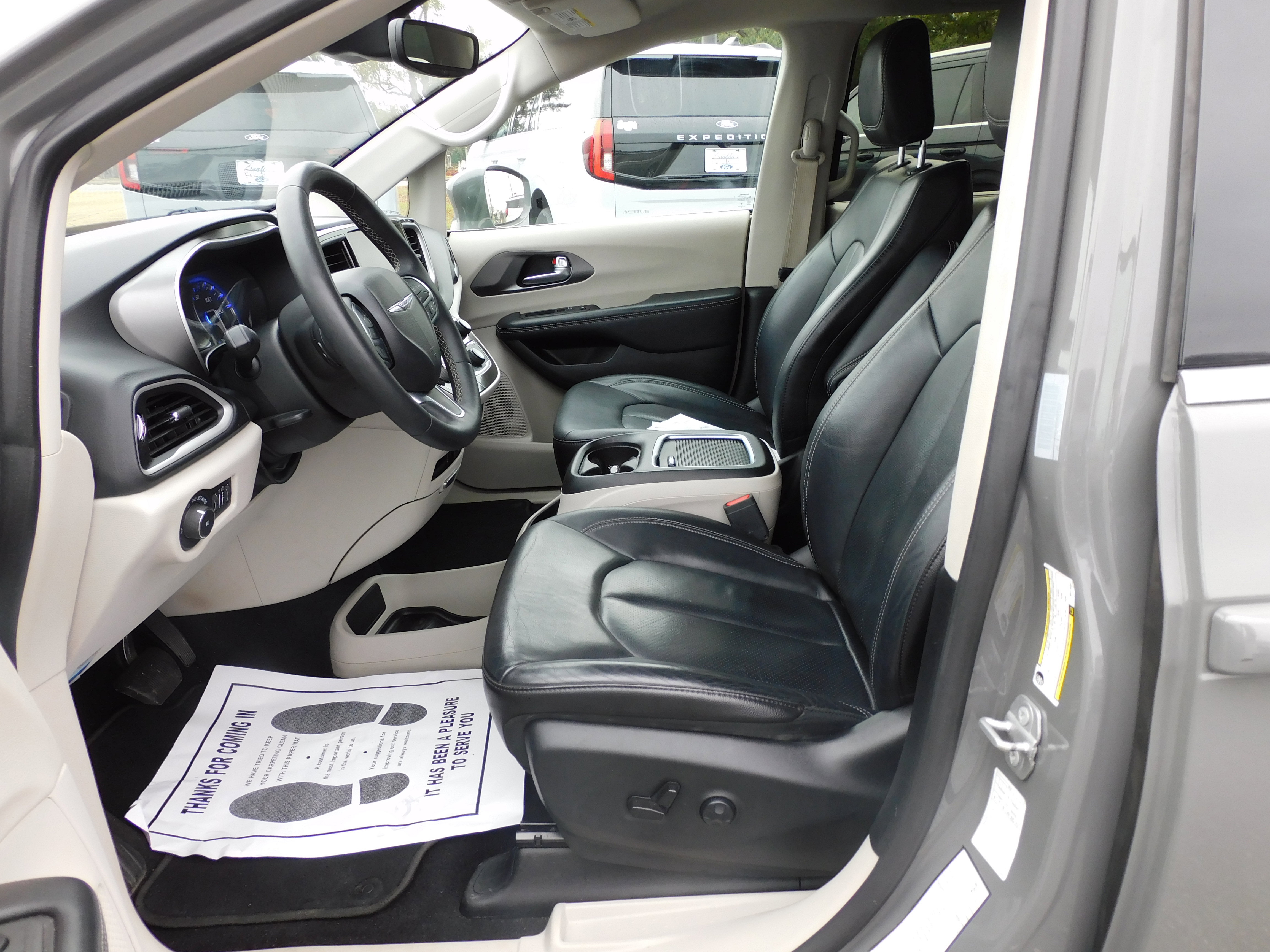 Used 2022 Chrysler Pacifica Touring-L image 9