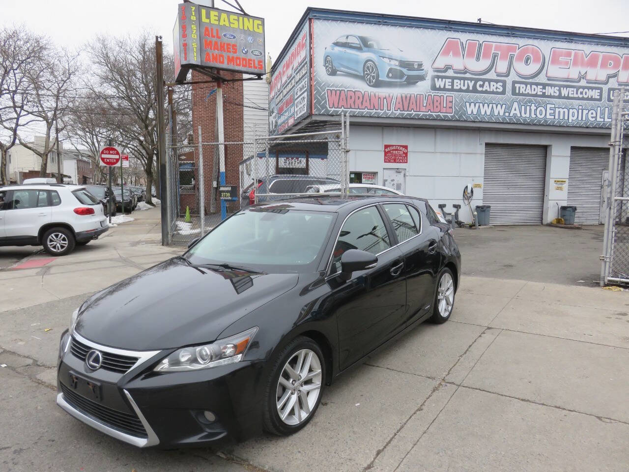 Used 2017 Lexus CT 200h Base 4dr Hatchback w/ Navigation System Package image 2
