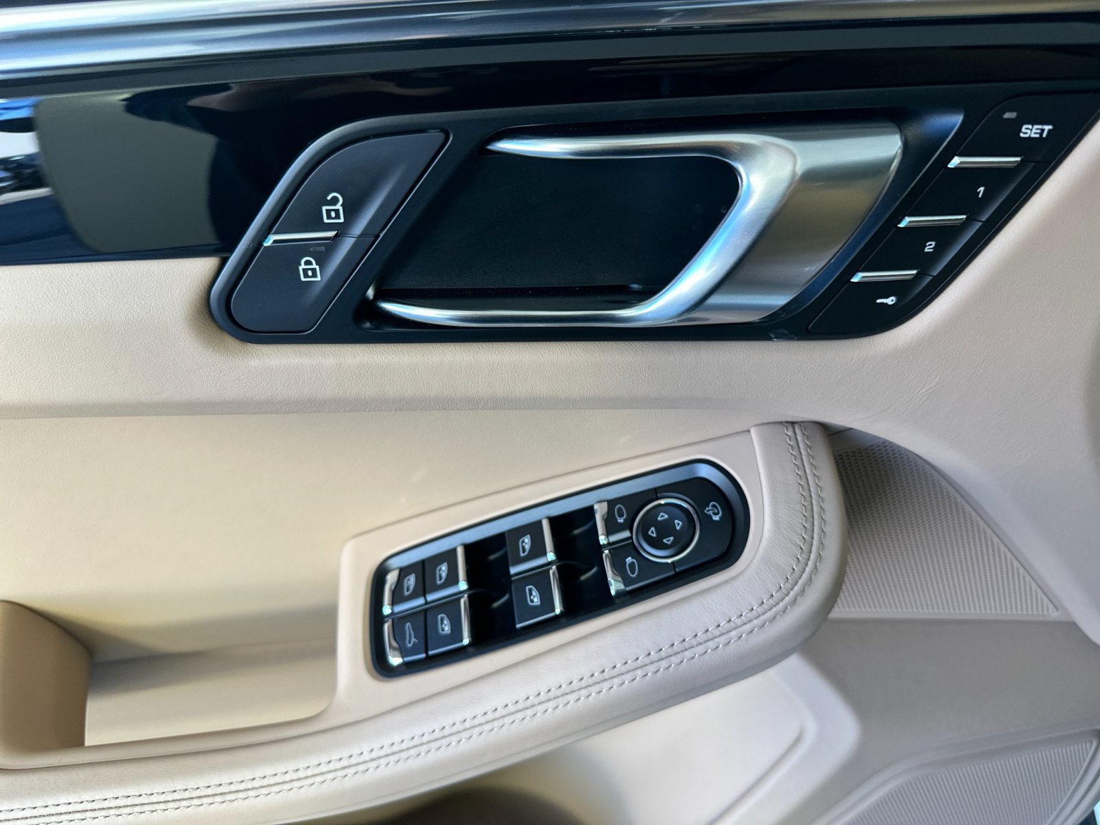 Certified 2026 Porsche Macan AWD/4WD image 12