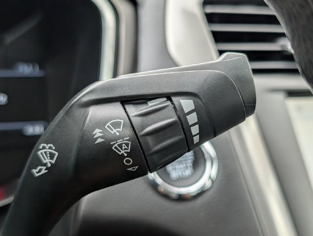 Used 2020 Ford Fusion SE FWD image 24