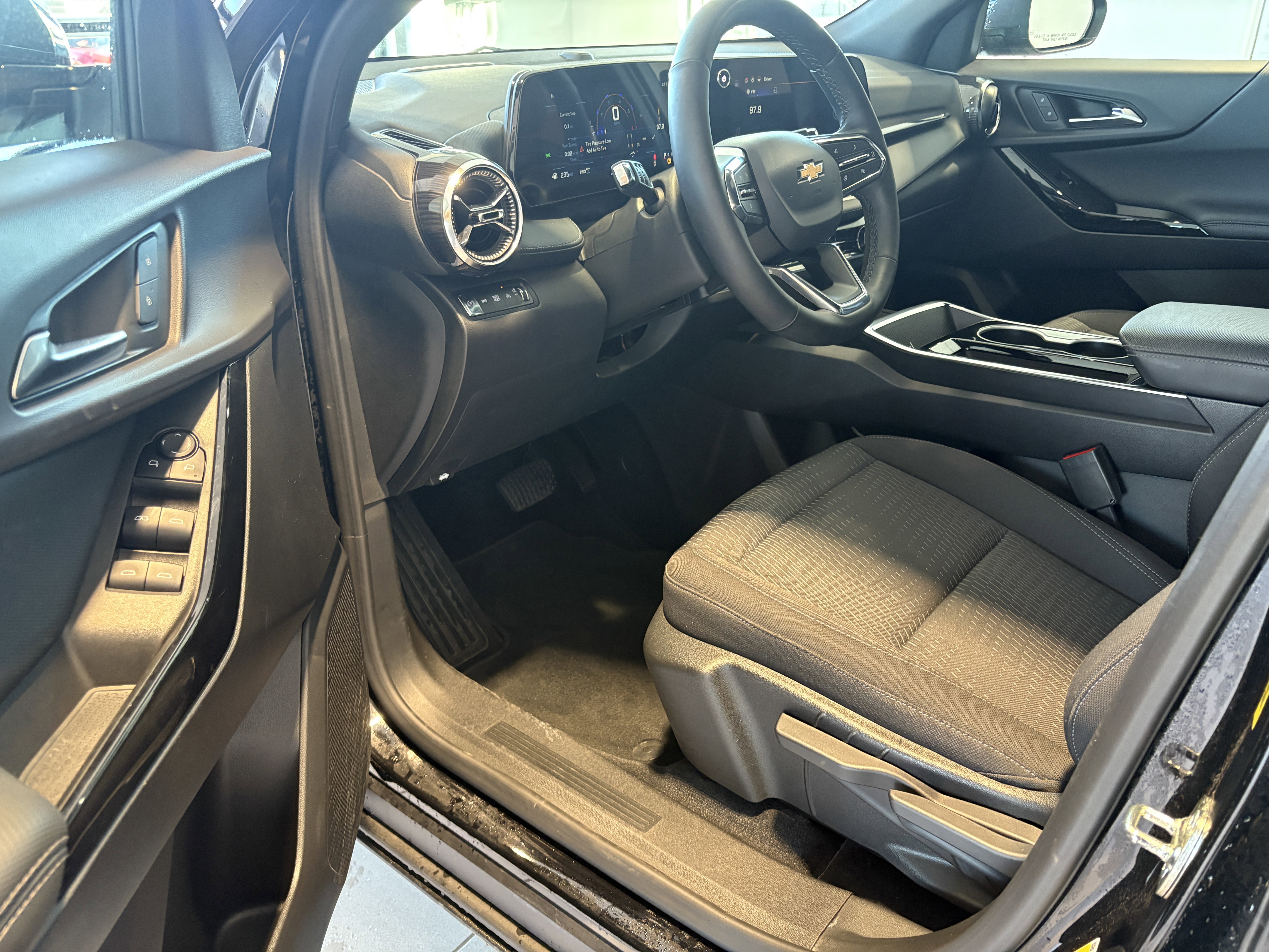 Used 2025 Chevrolet Equinox LT image 7