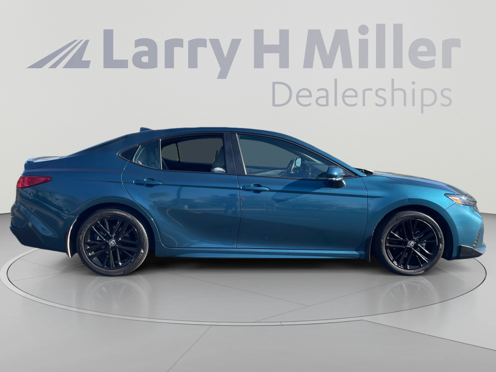 Used 2025 Toyota Camry SE w/ Convenience Package FWD image 6