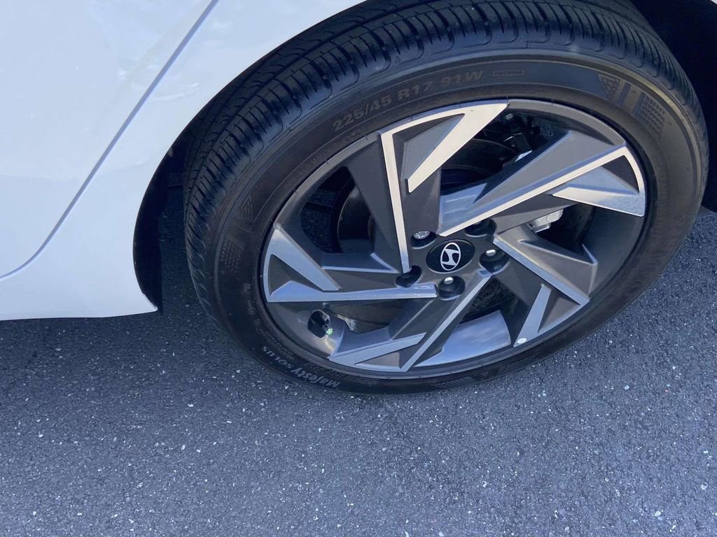 Used 2025 Hyundai Elantra Sport image 9