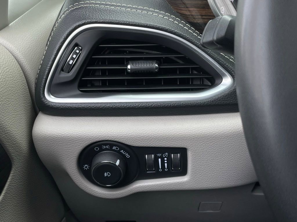 Used 2024 Chrysler Pacifica Limited image 14