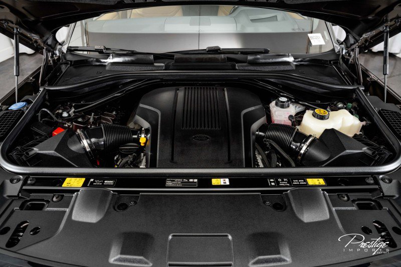 Used 2025 Land Rover Range Rover SE image 4