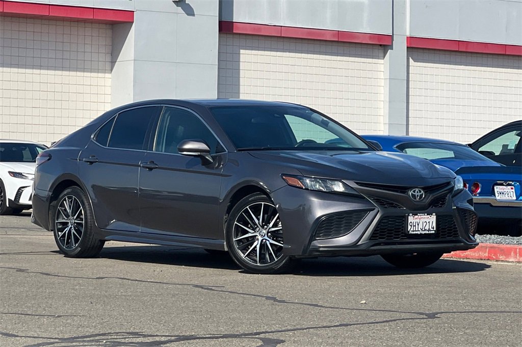Used 2022 Toyota Camry SE image 2
