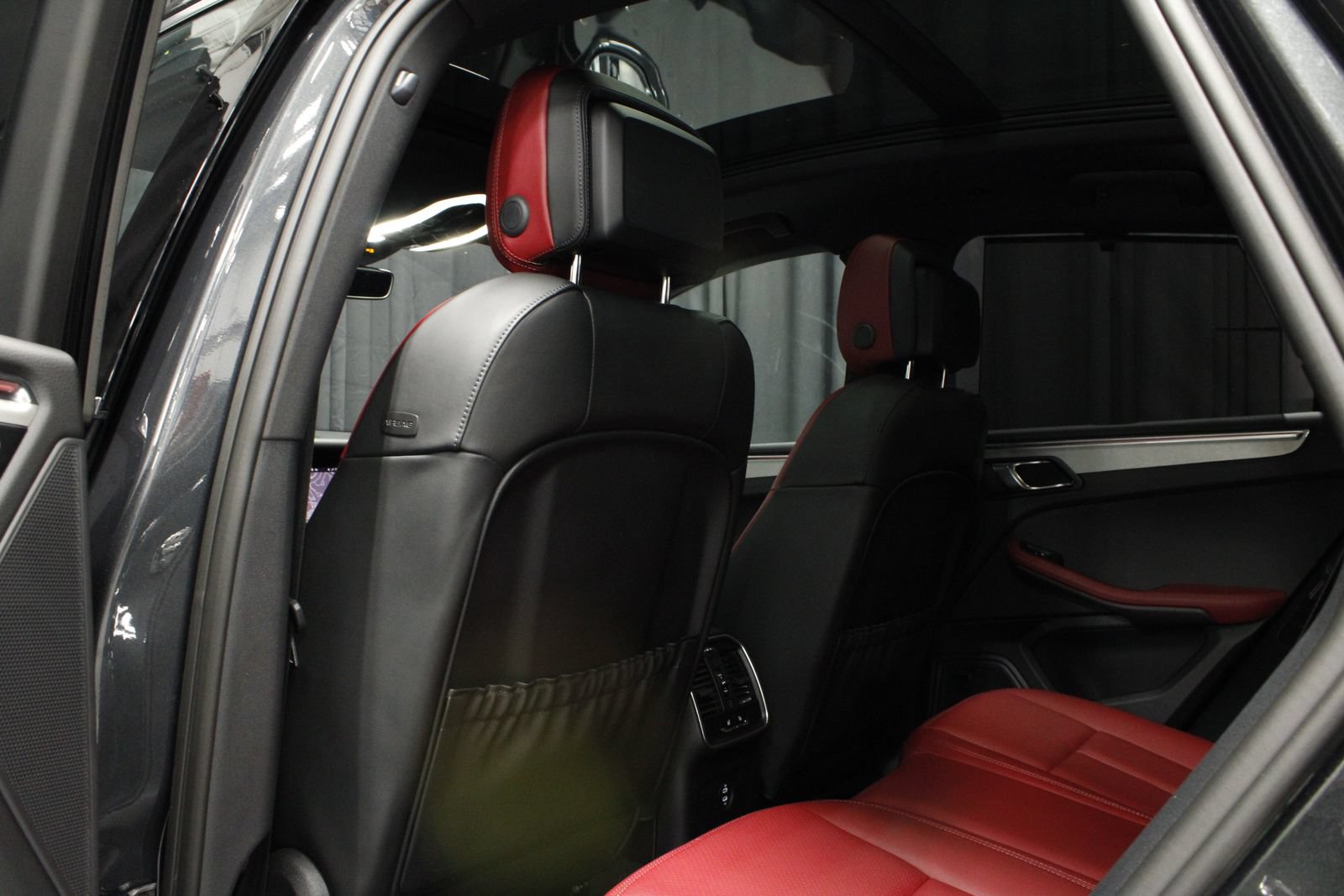 Certified 2025 Porsche Macan AWD/4WD image 18