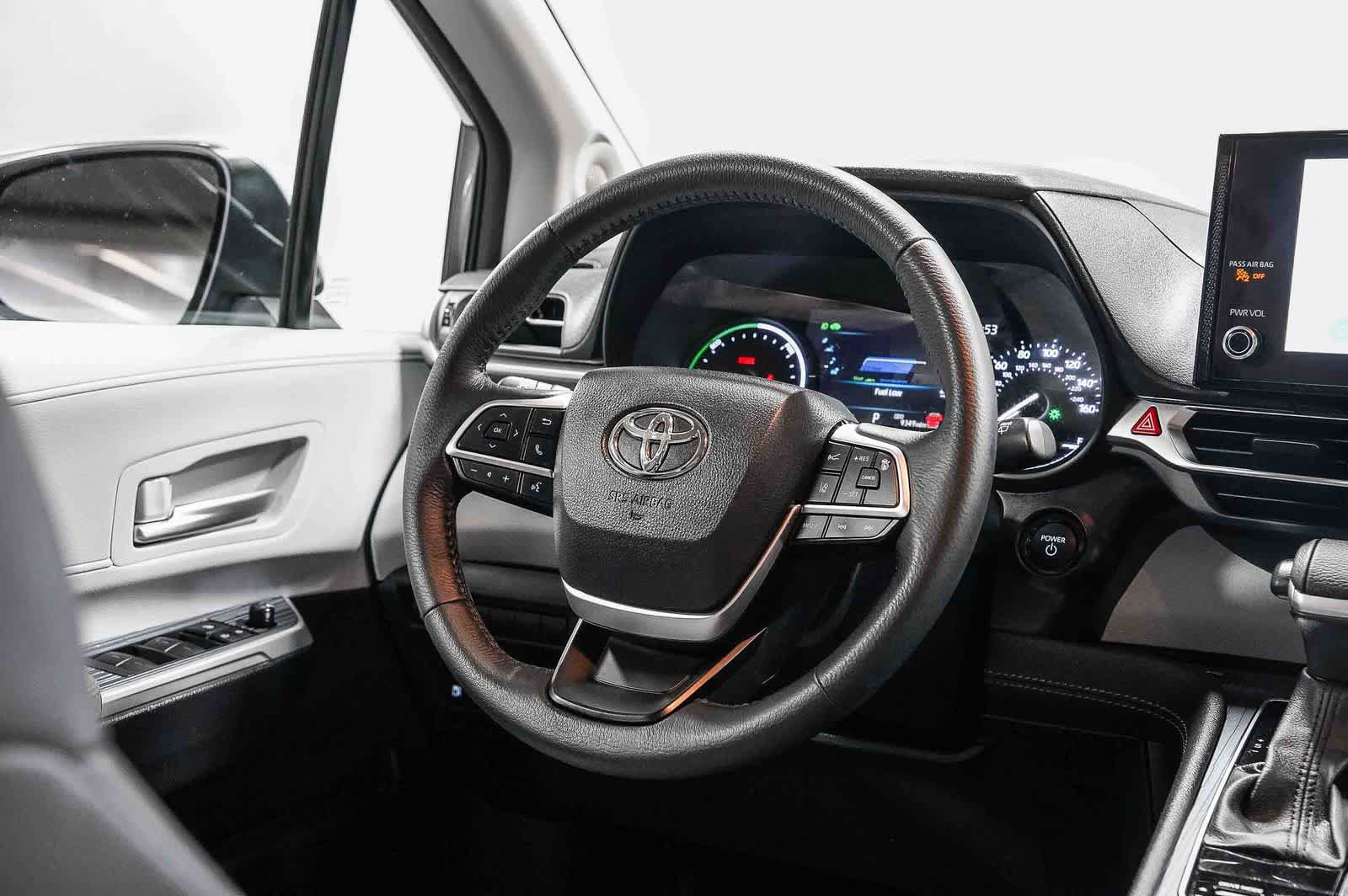 Certified 2026 Toyota Sienna XLE FWD image 15