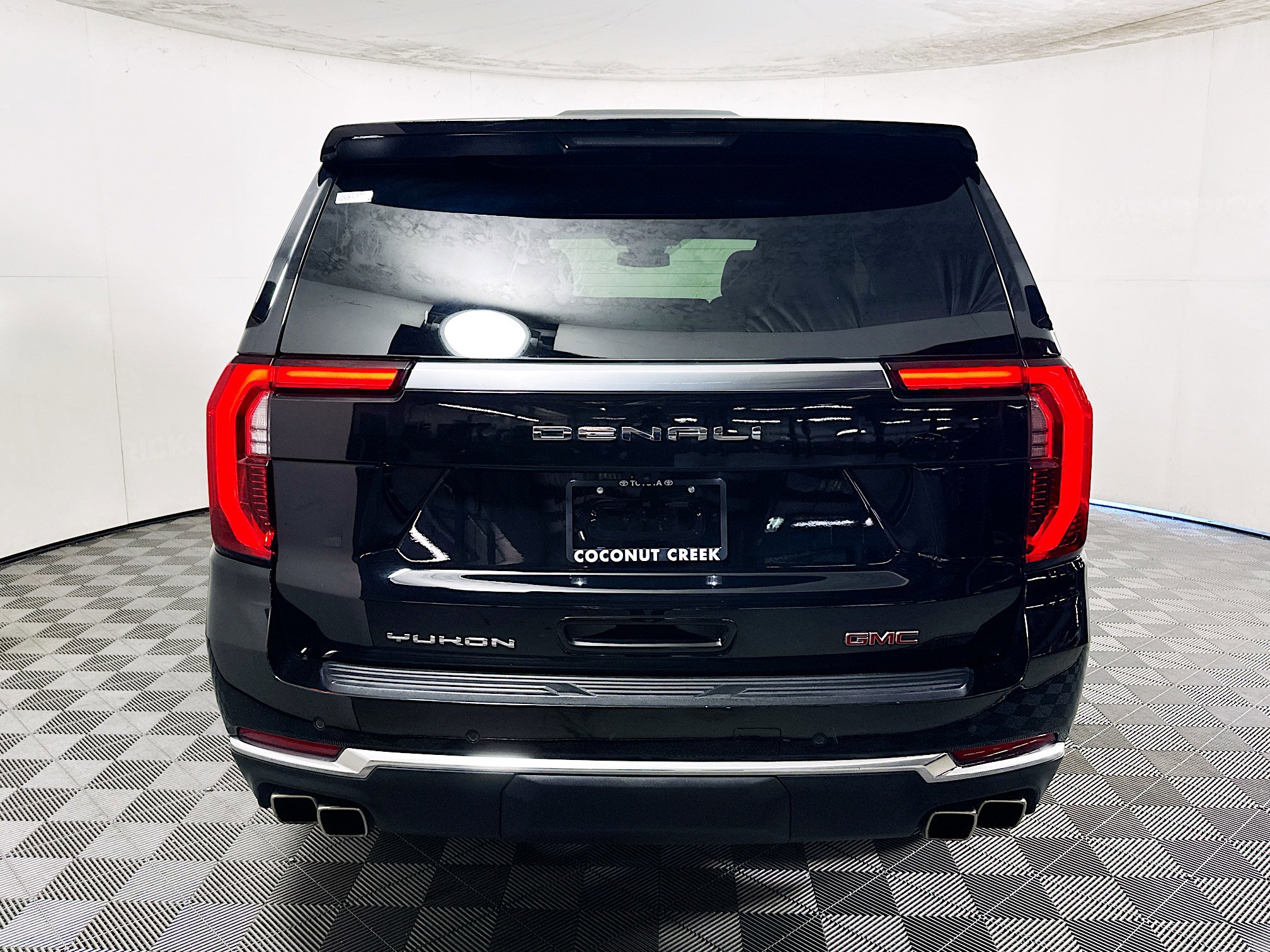 Used 2025 GMC Yukon Denali AWD/4WD image 4