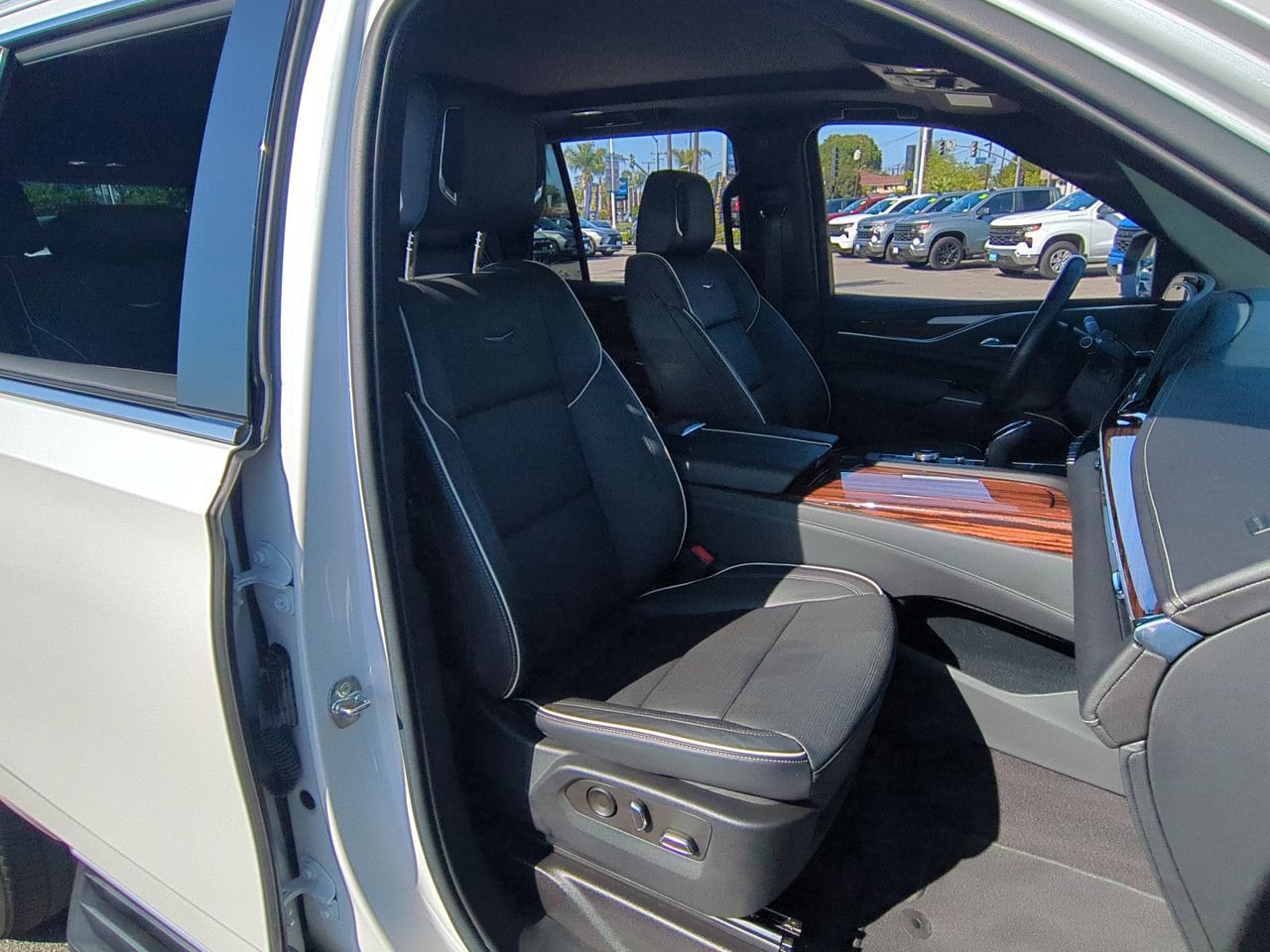 Used 2022 Cadillac Escalade Premium Luxury RWD image 29