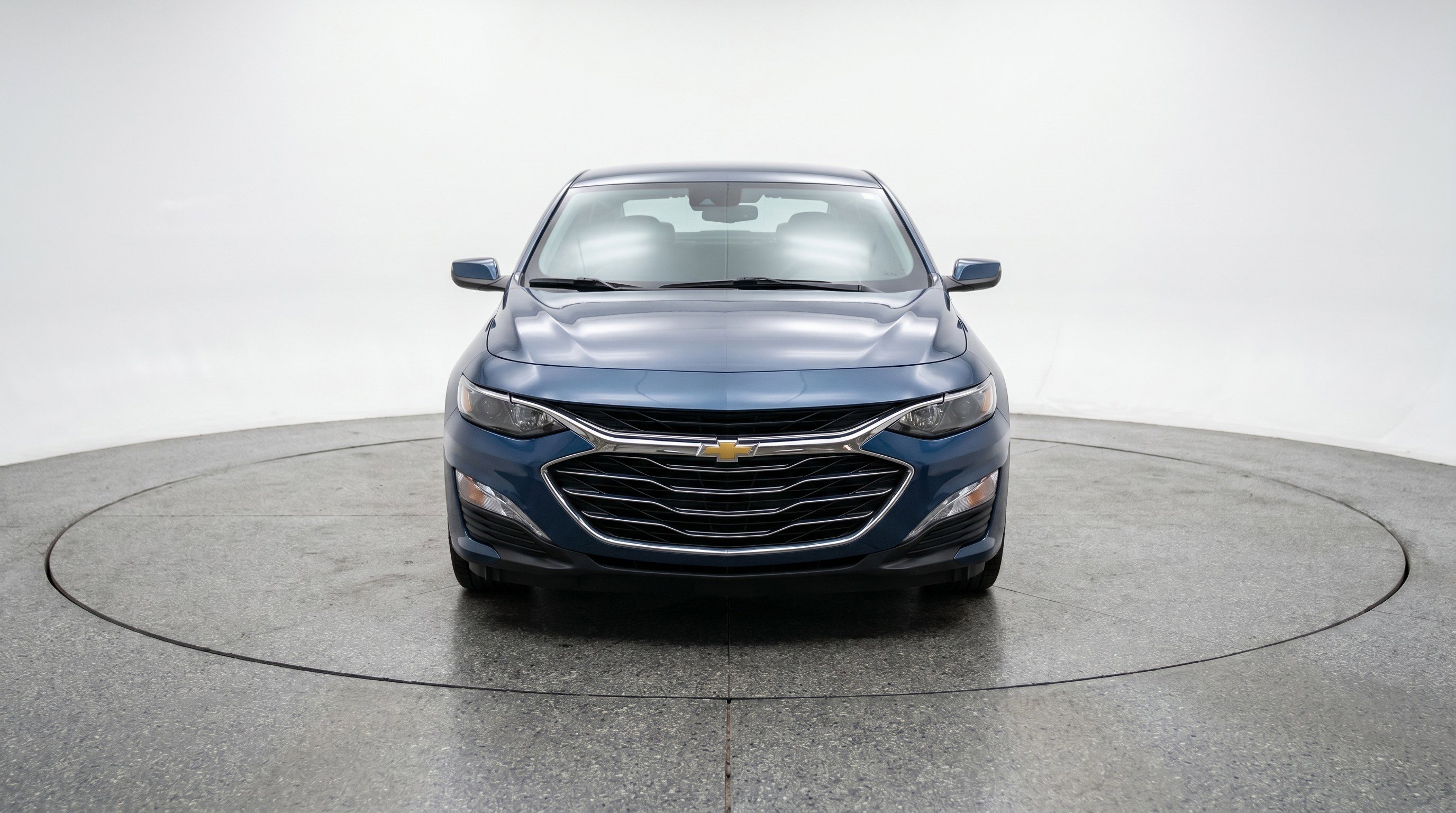 Used 2024 Chevrolet Malibu LT FWD image 2