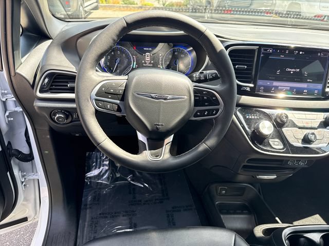 Used 2025 Chrysler Pacifica Select FWD image 18