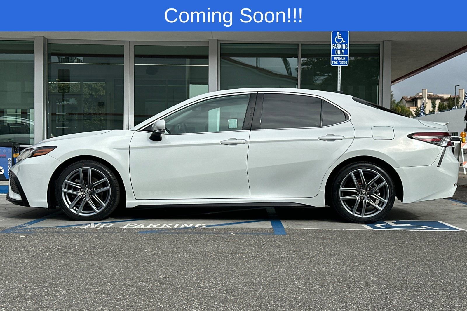 Used 2022 Toyota Camry XSE FWD image 7