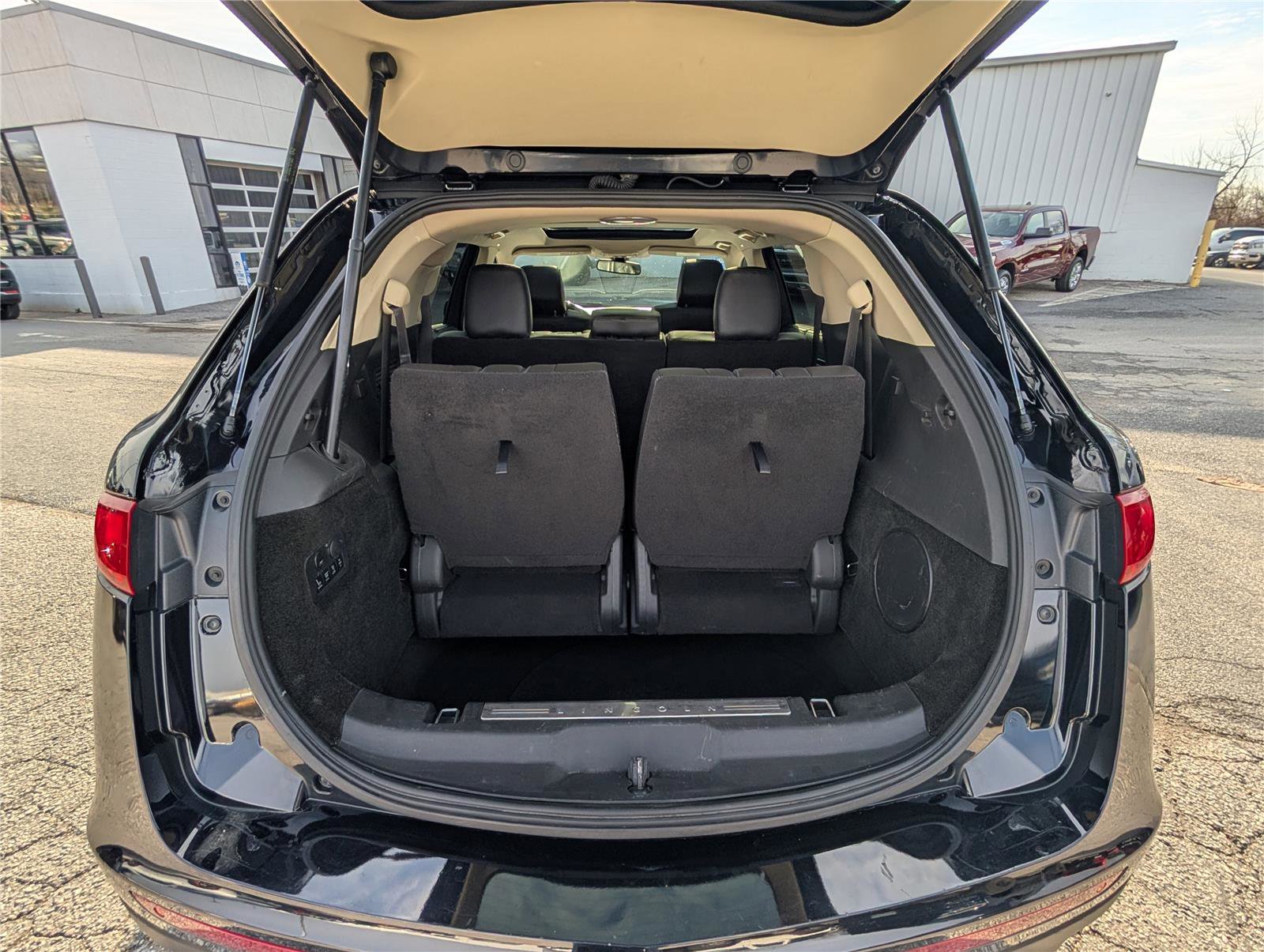 Used 2019 Lincoln MKT AWD image 11