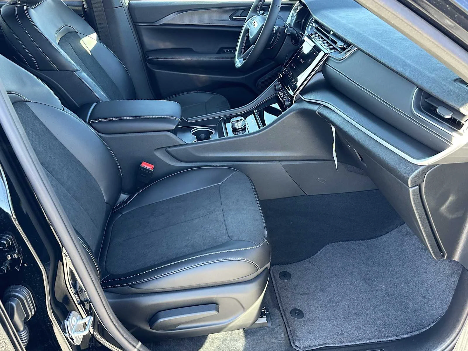 New 2025 Jeep Grand Cherokee Altitude AWD/4WD image 13