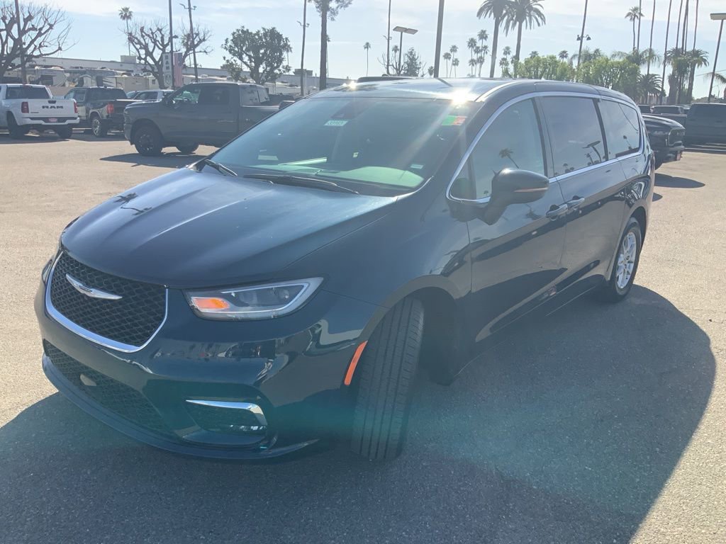 Certified 2023 Chrysler Pacifica Touring-L image 3