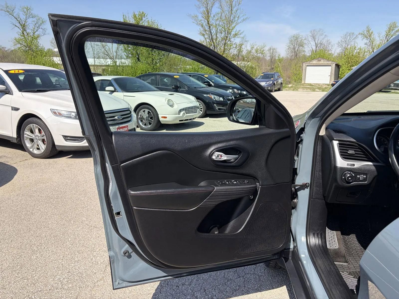 Used 2015 Jeep Cherokee Trailhawk w/ Cold Weather Group image 10