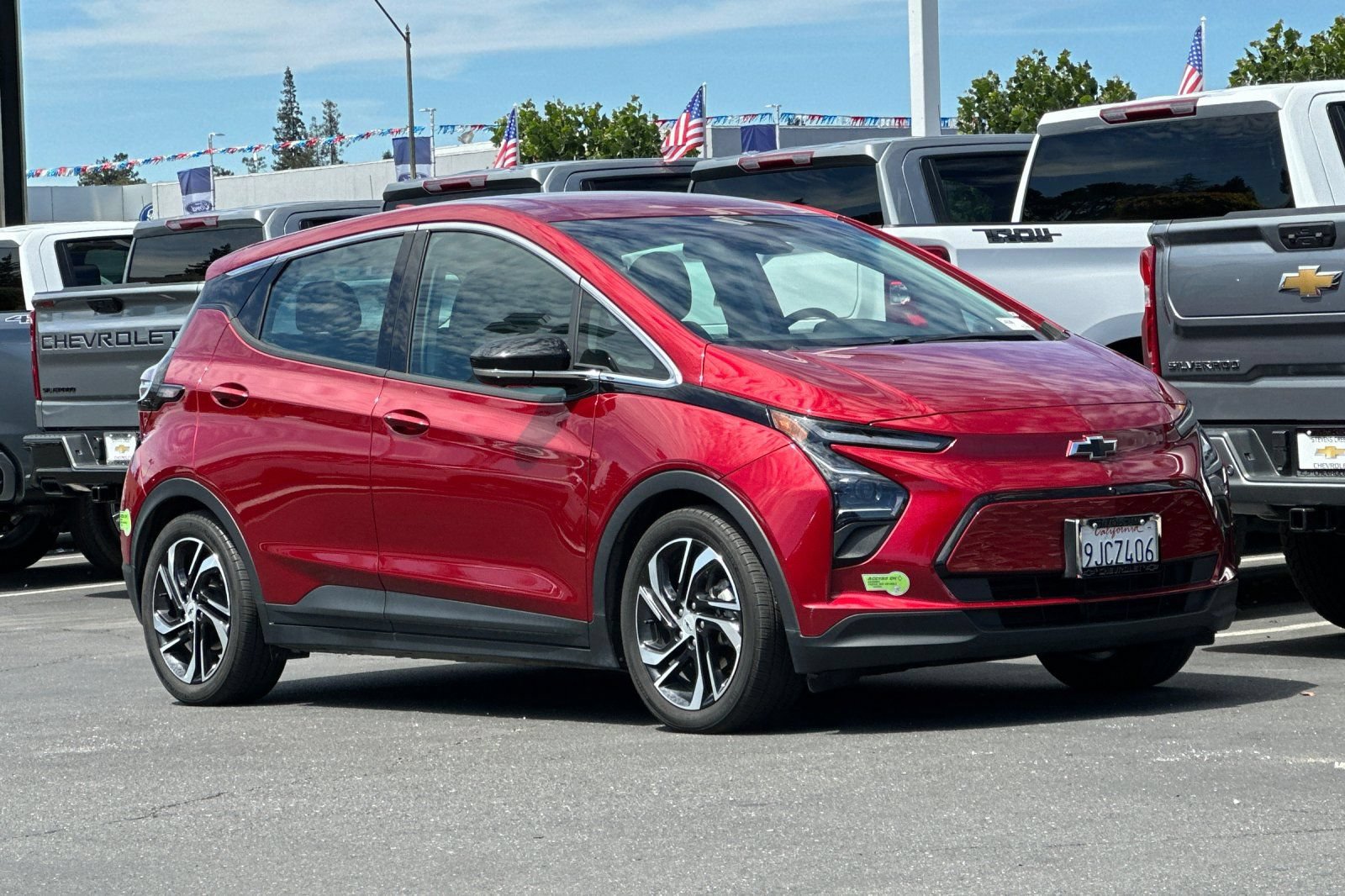 Used 2023 Chevrolet Bolt LT w/ Infotainment Package FWD image 2