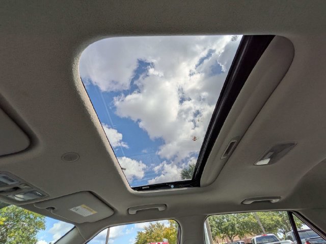 Used 2025 Hyundai Venue SEL FWD image 23