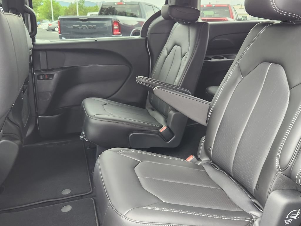 New 2026 Chrysler Pacifica Select FWD image 10
