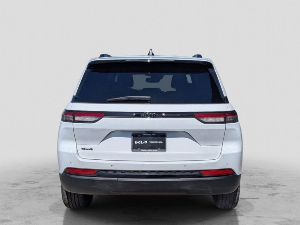 Used 2023 Jeep Grand Cherokee Altitude AWD/4WD image 7