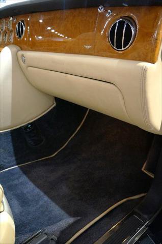 Used 2007 Bentley Azure RWD image 23