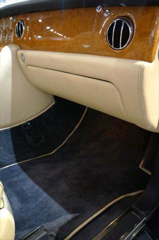 Used 2007 Bentley Azure image 23