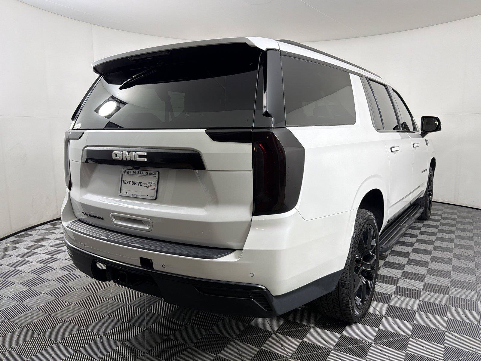 Used 2023 GMC Yukon XL SLT w/ SLT Premium Package AWD/4WD image 6