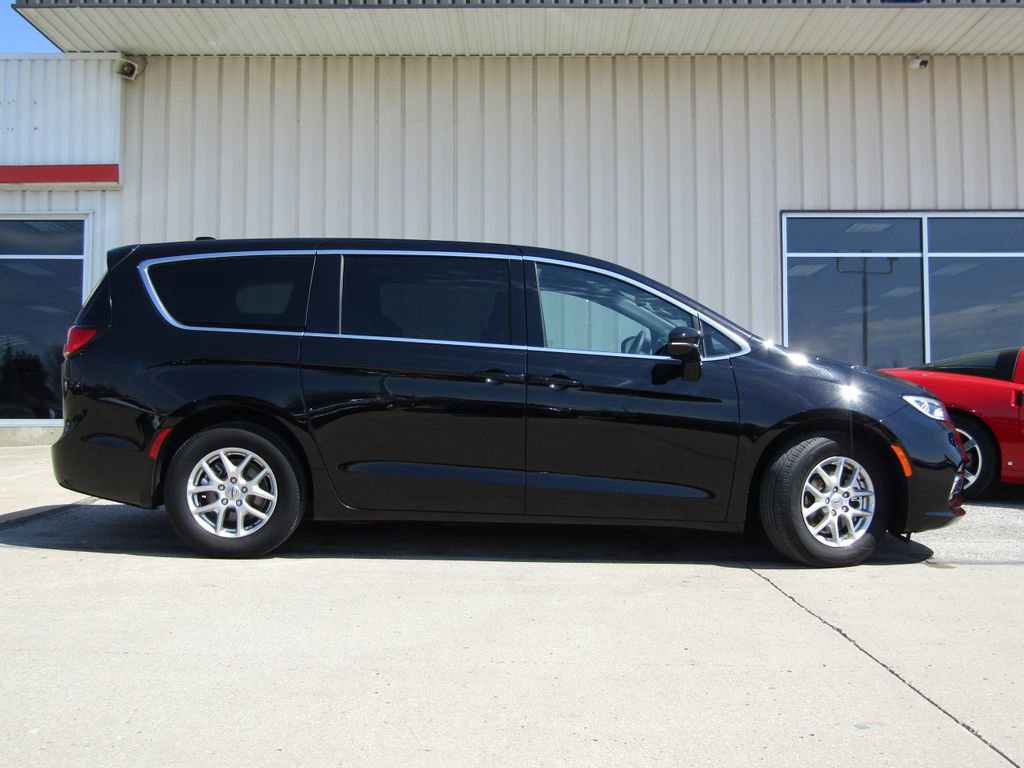 Used 2025 Chrysler Pacifica Select FWD image 2