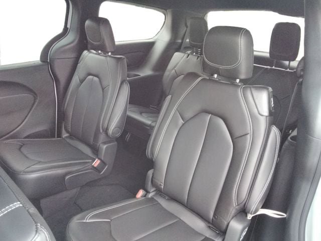 New 2026 Chrysler Pacifica Select AWD/4WD image 22