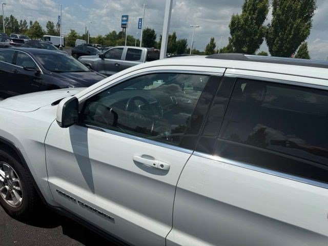 Used 2020 Jeep Grand Cherokee Laredo AWD/4WD image 3