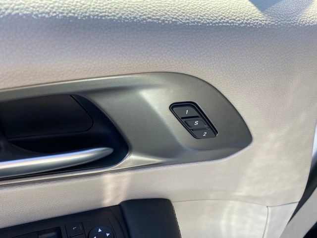 Used 2024 Chrysler Pacifica Touring-L image 16
