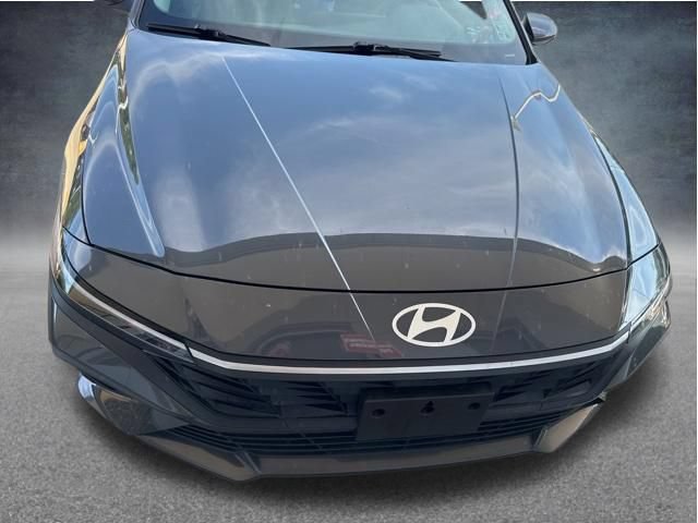 Used 2024 Hyundai Elantra SE FWD image 11