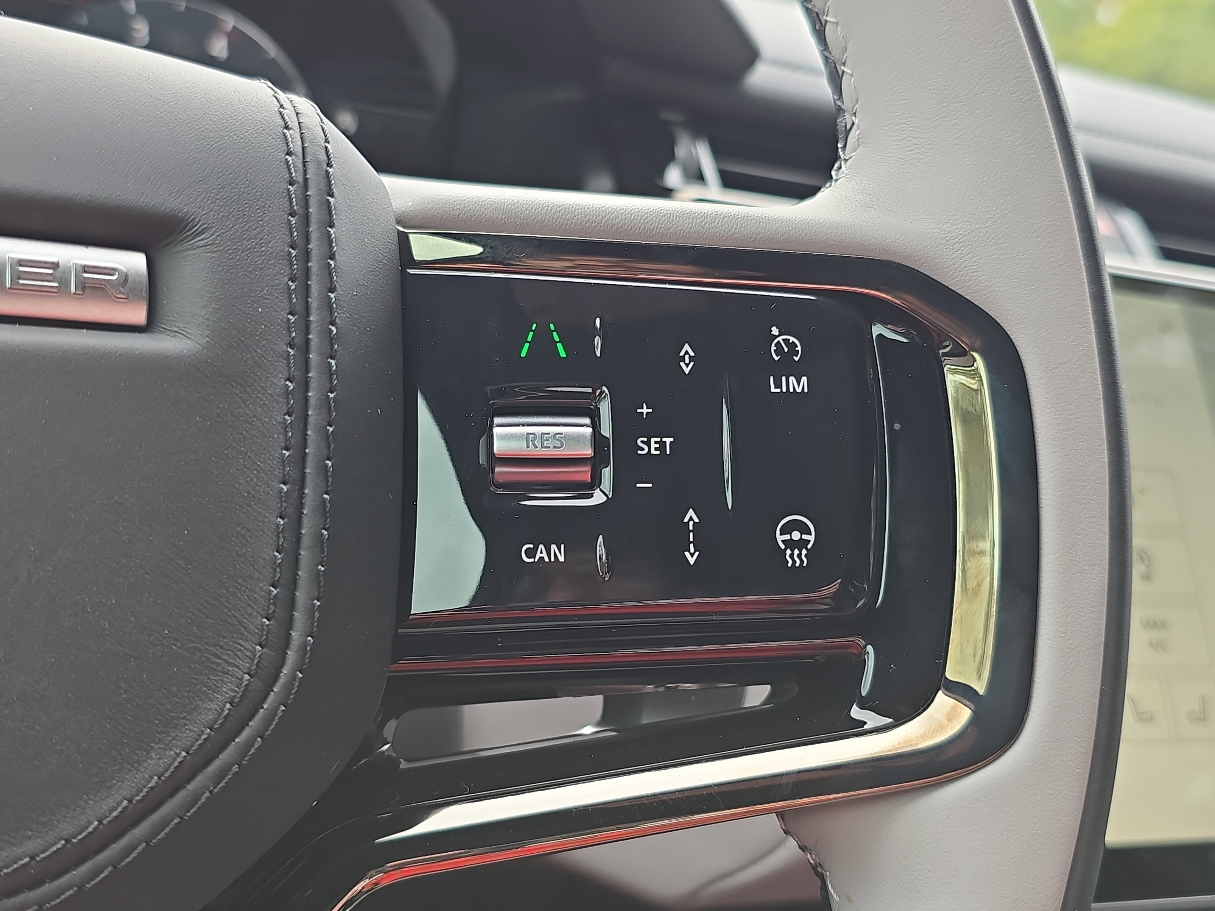 New 2026 Land Rover Range Rover Velar Dynamic SE image 18