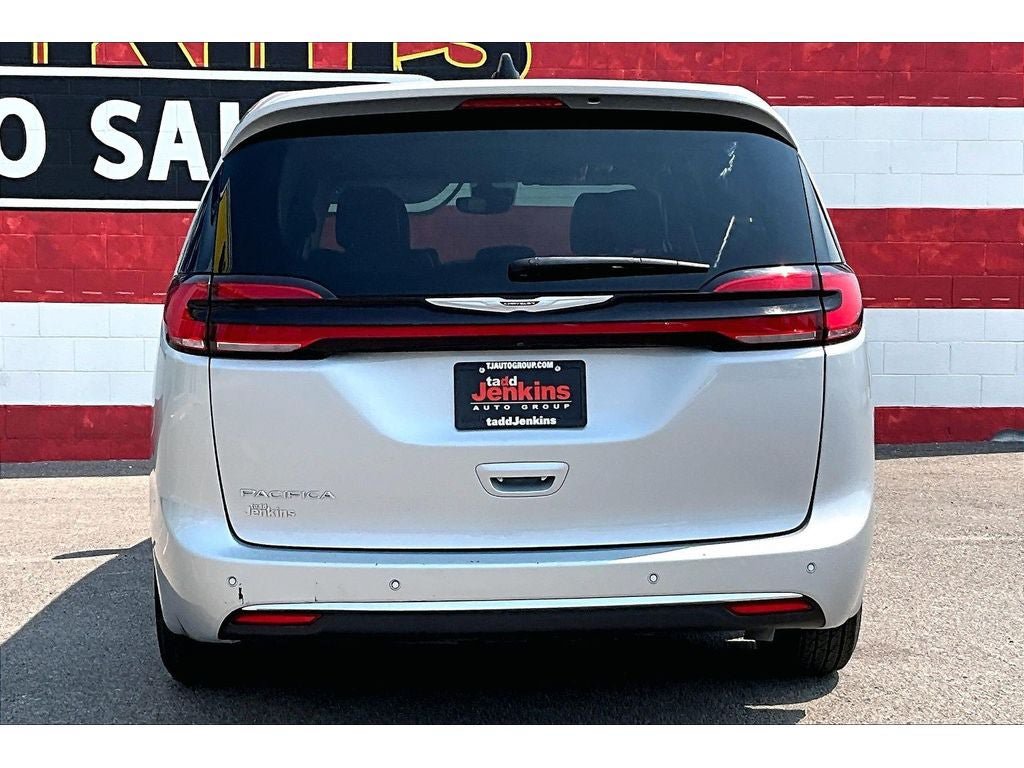 Used 2024 Chrysler Pacifica Touring-L FWD image 4