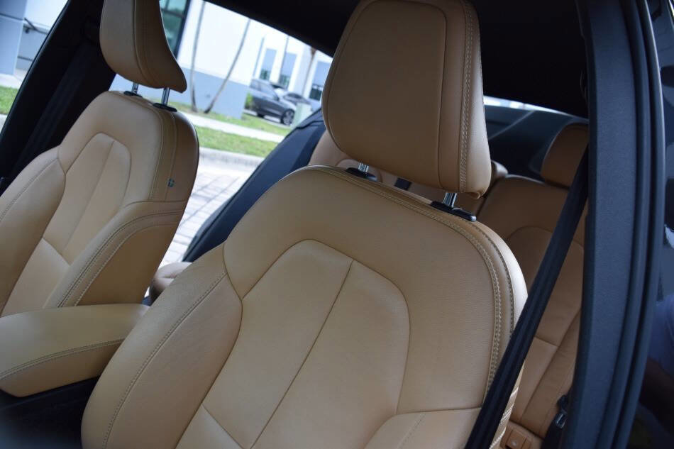 Used 2020 Volvo XC40 T5 Momentum w/ Protection Package Premier image 39