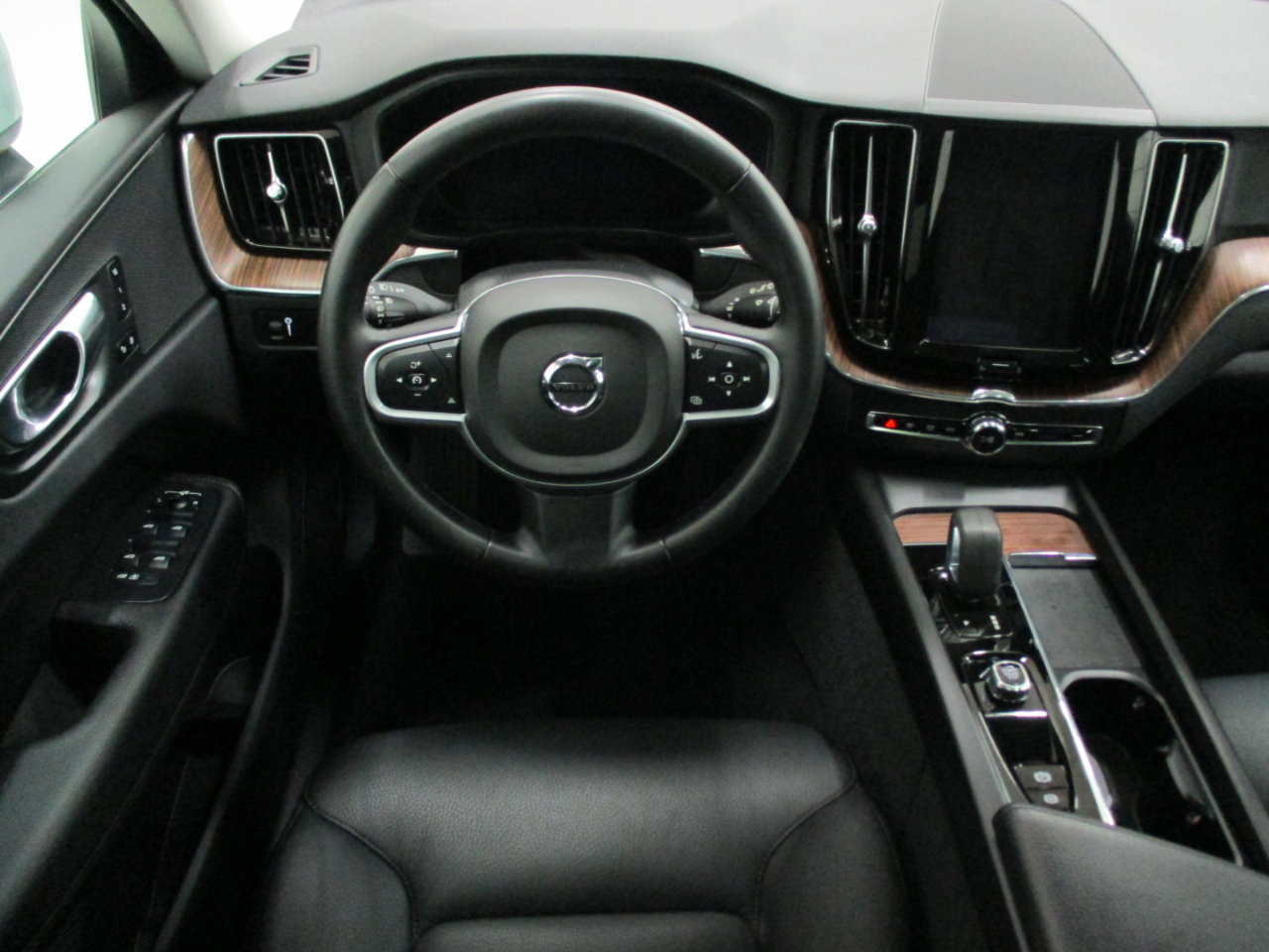 Used 2022 Volvo XC60 B5 Momentum image 17