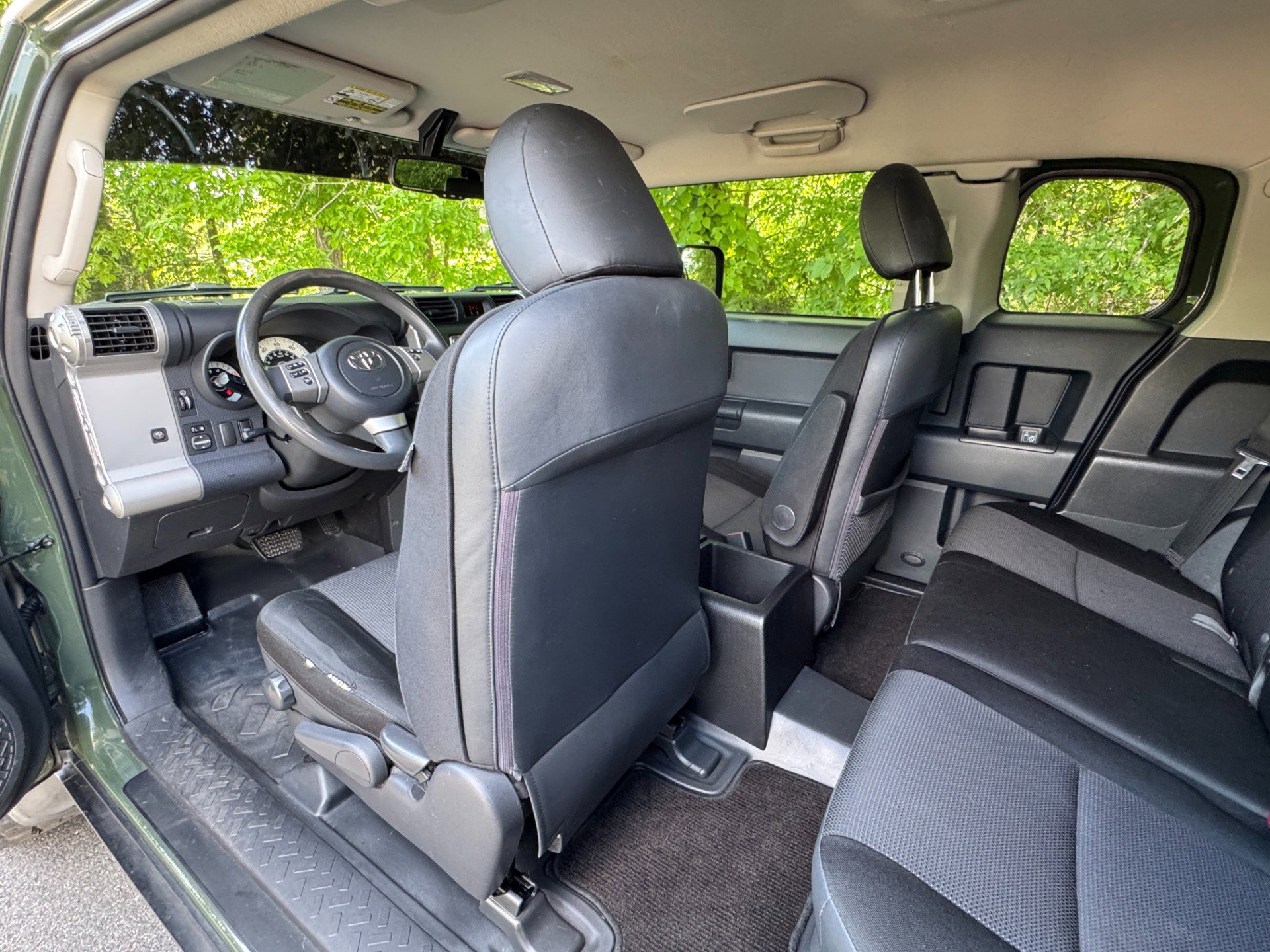 Used 2011 Toyota FJ Cruiser 2WD w/ Convenience Pkg image 40