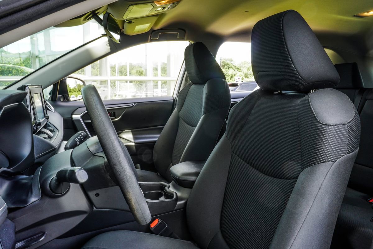 Used 2019 Toyota RAV4 LE FWD image 32
