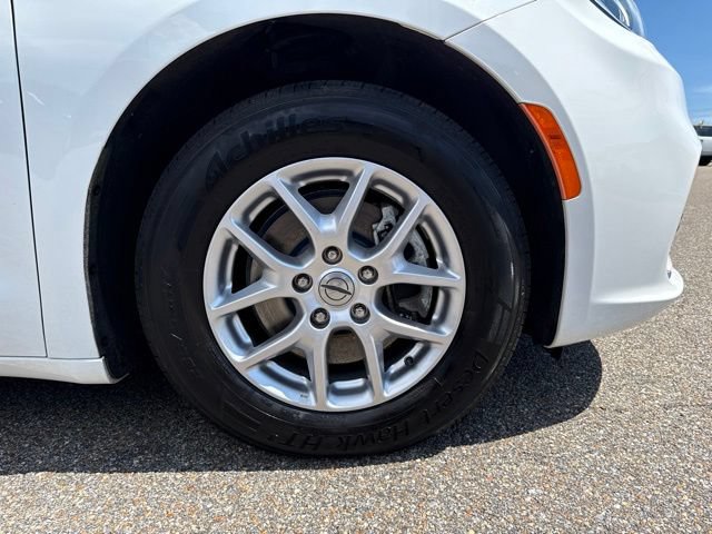 Used 2023 Chrysler Pacifica Touring-L FWD image 9