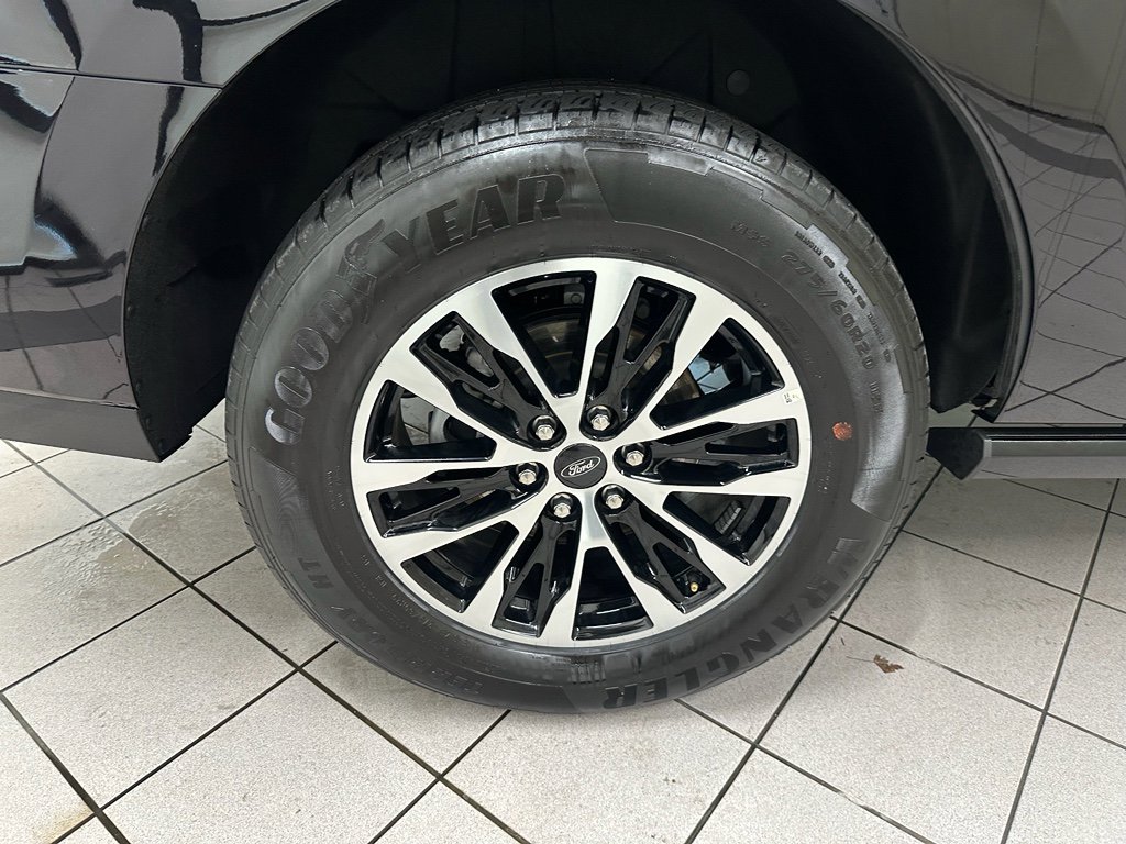 Used 2025 Ford Expedition Platinum image 13