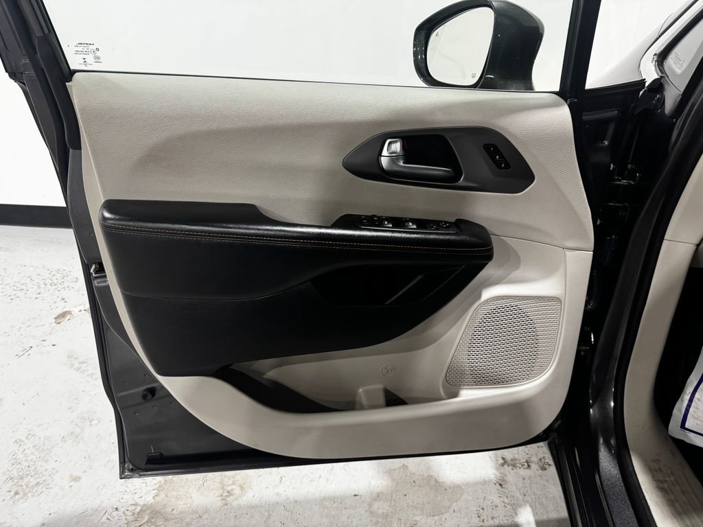 Used 2020 Chrysler Pacifica Touring-L FWD image 16