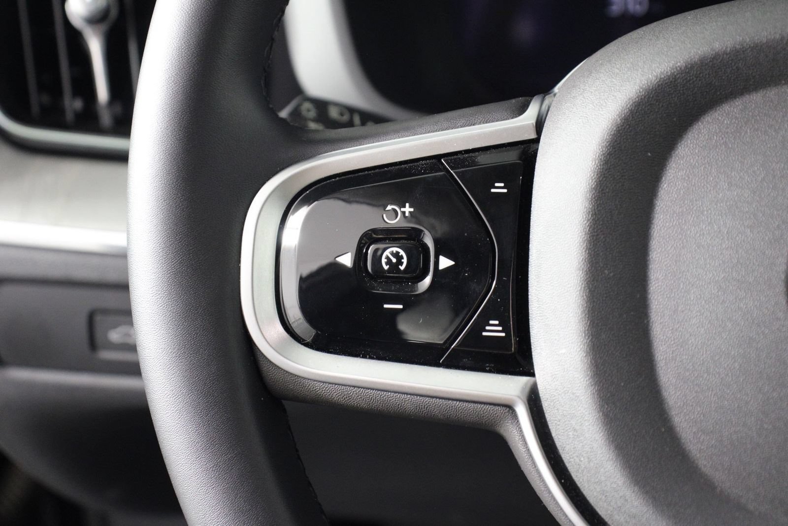 Certified 2025 Volvo XC60 B5 Plus AWD/4WD image 10