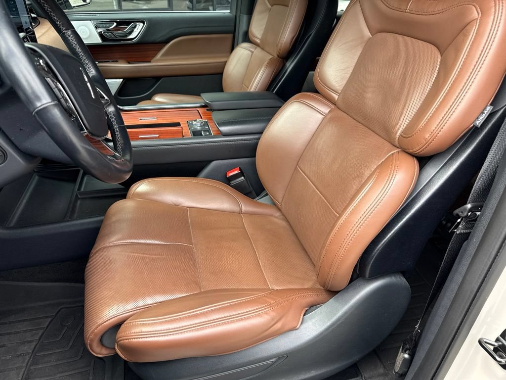 Used 2024 Lincoln Navigator Reserve AWD/4WD image 2