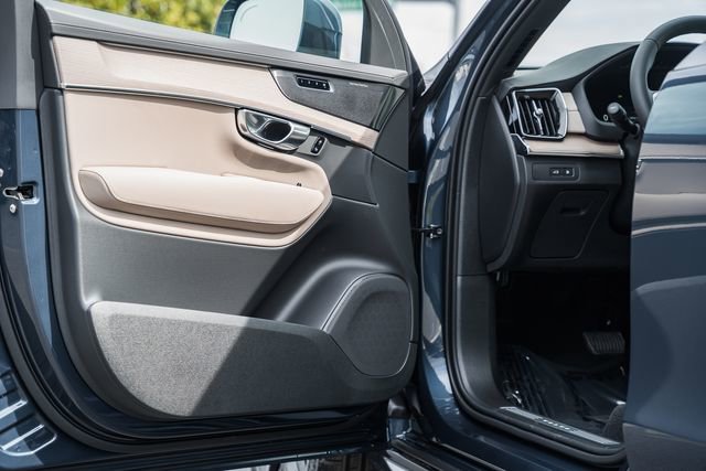 New 2026 Volvo XC90 T8 Plus w/ Protection Package Premier AWD/4WD image 38