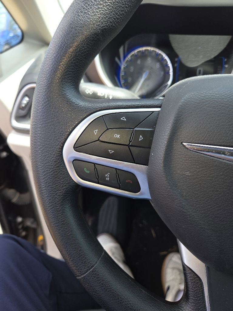 Used 2019 Chrysler Pacifica Touring Plus w/ Tire & Wheel Group FWD image 18