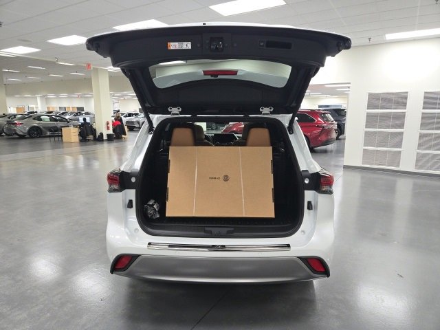 New 2026 Toyota Highlander Platinum image 15