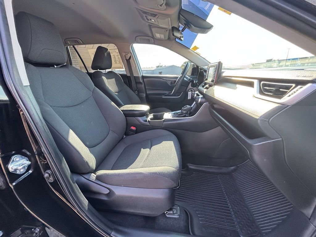 Used 2022 Toyota RAV4 LE image 9